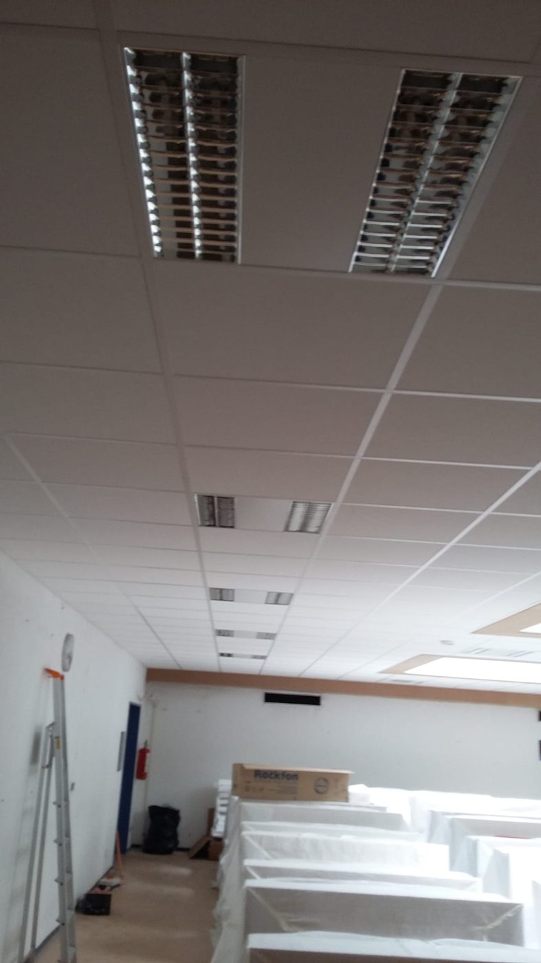 Faux plafond terminé avec éclairage intégré