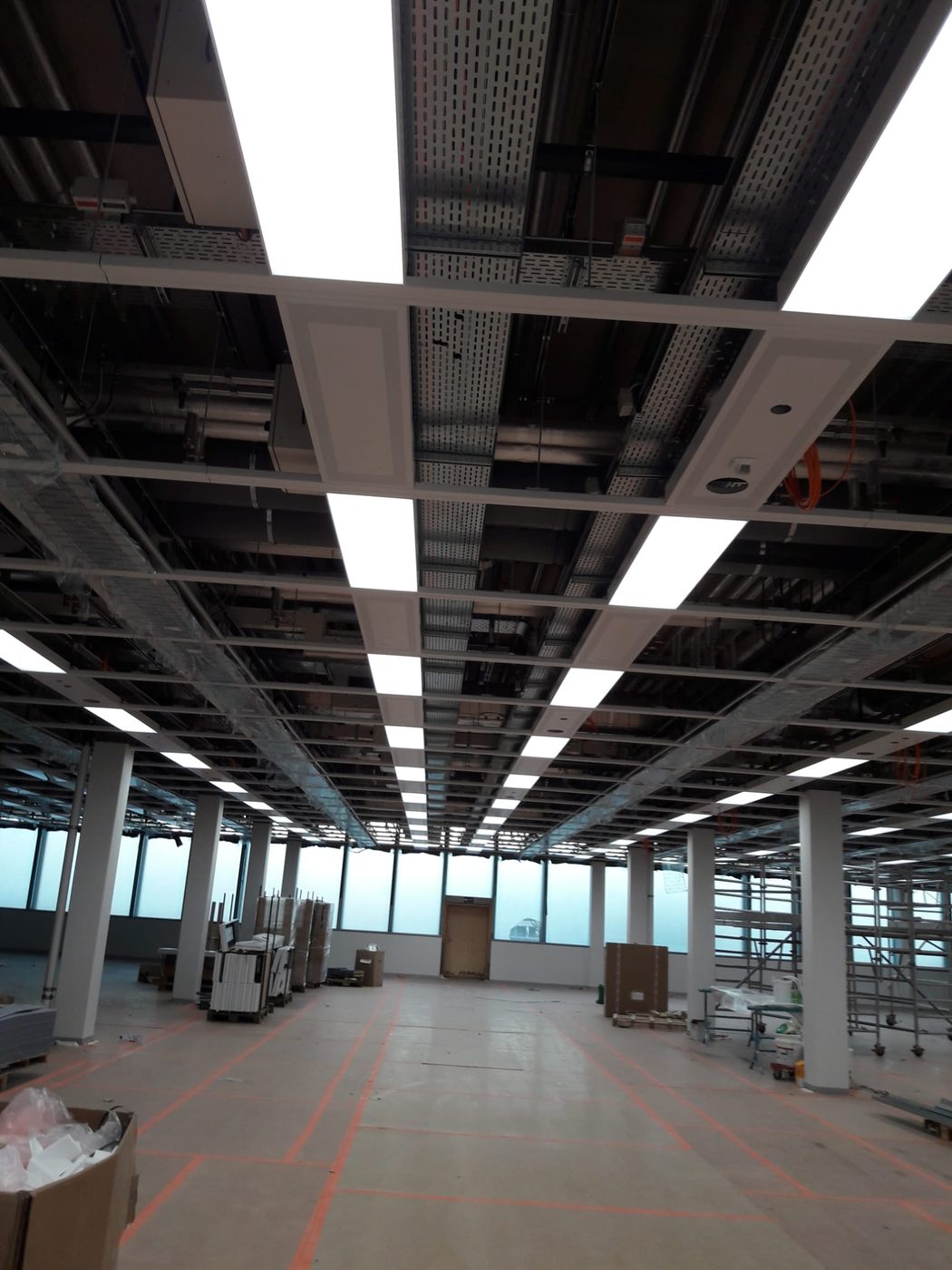 Ossature de faux plafond en cours de pose