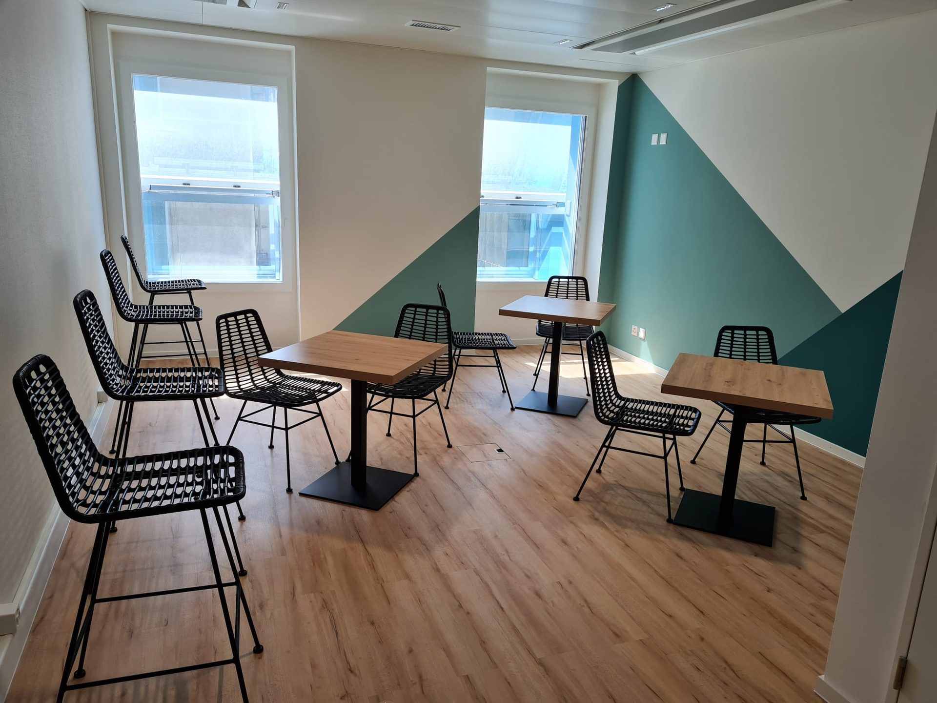 Salle rénovée par ADN Batirenov avec peinture géométrique et parquet