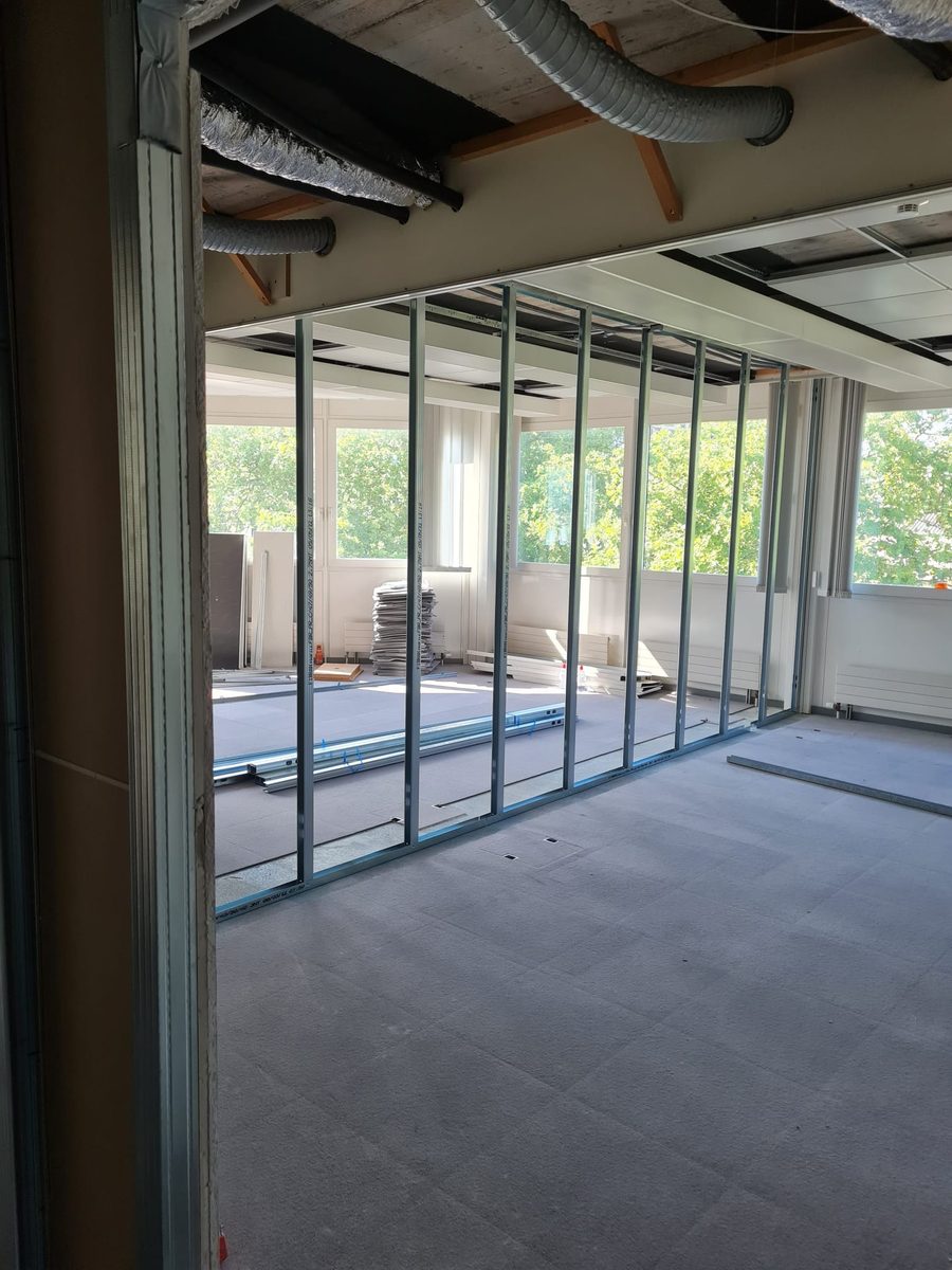 Ossature métallique de cloisons dans des bureaux en rénovation
