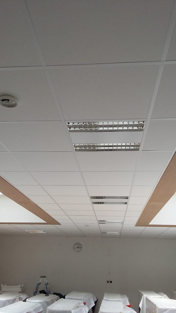 Faux plafond en dalles avec éclairage intégré