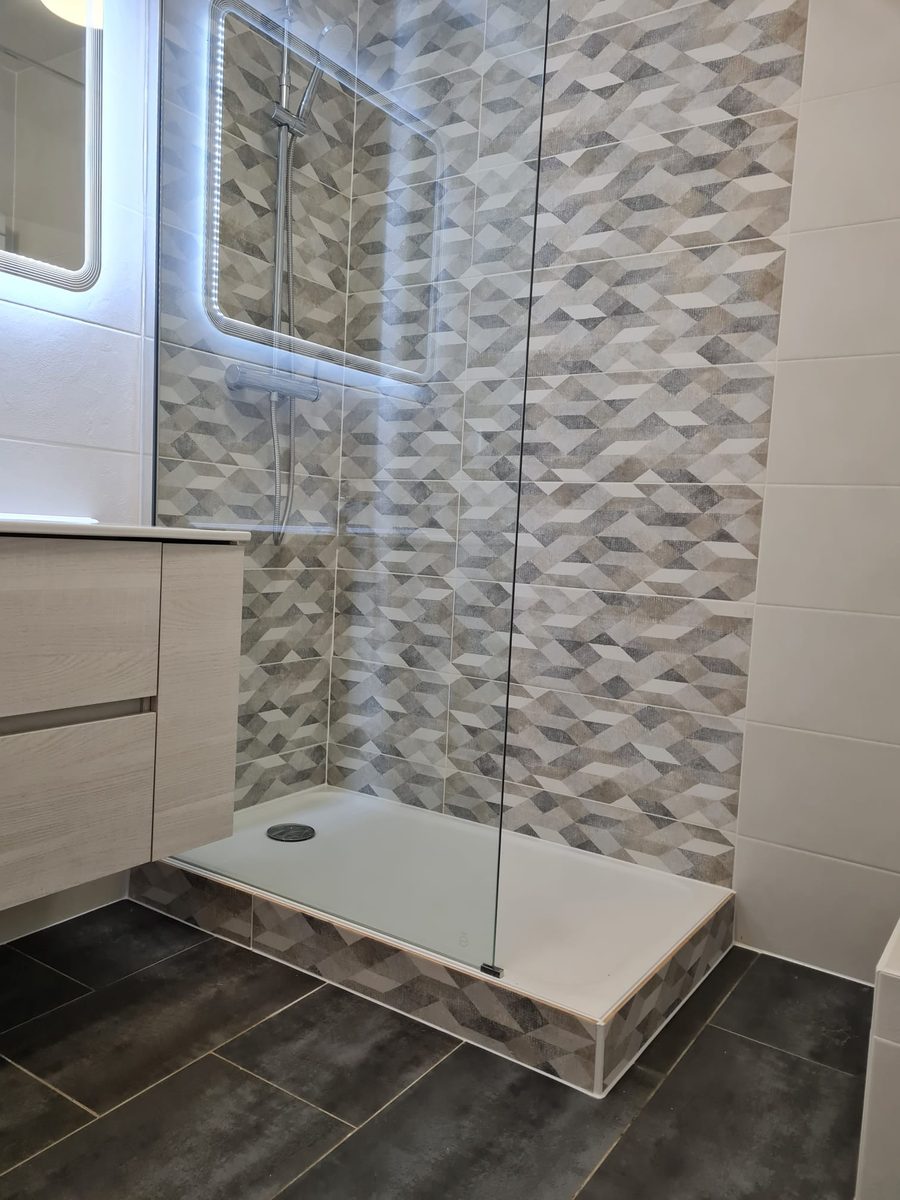 Douche à l'italienne avec paroi vitrée et mosaïque